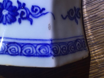 Un vase murale en porcelaine de Chine bleu et blanc, Qianlong, 18&egrave;me