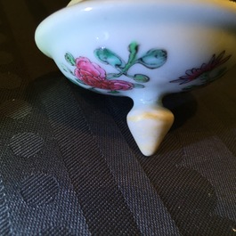 Une th&eacute;i&egrave;re en porcelaine de Chine famille rose, &eacute;poque Yongzheng, 1722-1735