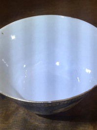 Une paire de bols en porcelaine de Chine finement d&eacute;cor&eacute;s, 19&egrave;me