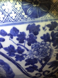 A blue and white Chinese porcelain fish bowl, 19th C.