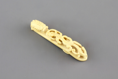 A rare Chinese carved ivory belt hook, 19th C.