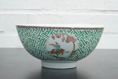 Coupe en porcelaine de Chine d&eacute;cor&eacute;e en relief, famille rose, Yongzheng, 1722-1735