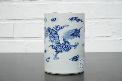 A brush pot with dragons in blue and white Chinese porcelain, 19th C.