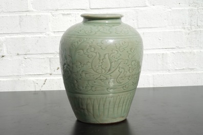 Un vase en porcelaine de Chine c&eacute;ladon au d&eacute;cor sgraffito, Dynastie Ming