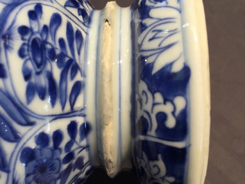 Een blauw-witte Chinees porseleinen dubbele gourde vaas met vlinders, Kangxi, ca. 1700
