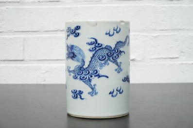 A brush pot with dragons in blue and white Chinese porcelain, 19th C.