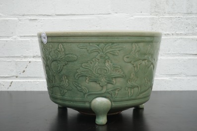 A large decorated Ming longquan celadon tripod censer, 14/15th C.