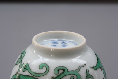 Une tasse &agrave; vin en porcelaine de Chine au dragon, 19/20&egrave;me