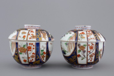 A pair of Japanese Imari porcelain cups and covers on stand, 18th C.