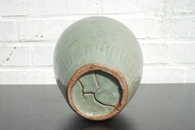 Un vase en porcelaine de Chine c&eacute;ladon au d&eacute;cor sgraffito, Dynastie Ming