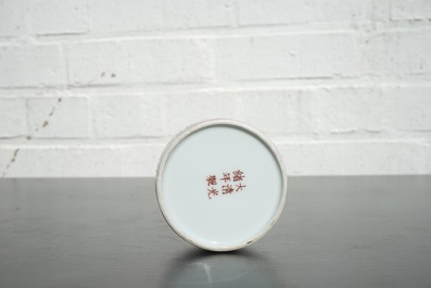 Un lave-pinceaux en porcelaine de Chine famille rose, 19/20&egrave;me