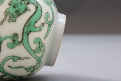 Une tasse &agrave; vin en porcelaine de Chine au dragon, 19/20&egrave;me