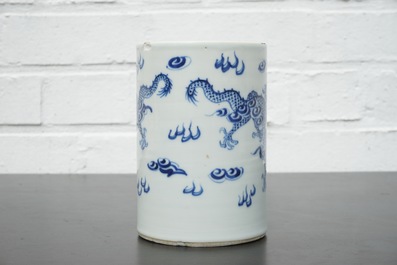 A brush pot with dragons in blue and white Chinese porcelain, 19th C.