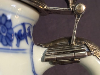 A Chinese porcelain blue and white silver-mounted mustard pot, Transitional period, 17th C.