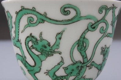 Een Chinees porseleinen wijnkop met een draak, 19/20e eeuw
