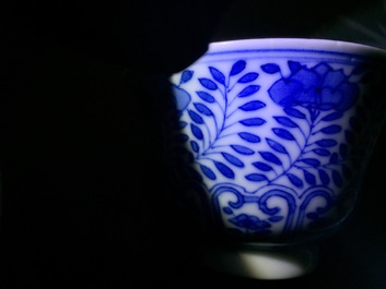 A set of six Chinese blue and white cups and saucers with fish, 19th C.