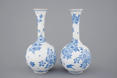 Une paire de vases en fa&iuml;ence de Delft de forme bouteille, 17&egrave;me