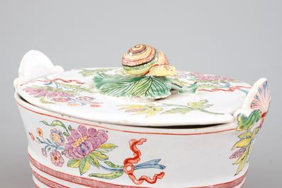 Un beurrier en fa&iuml;ence de Delft polychrome, son fr&eacute;tel en forme d'escargot