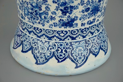 Een uitzonderlijk grote Delftse vaas met millefleurs decor, eind 17e eeuw