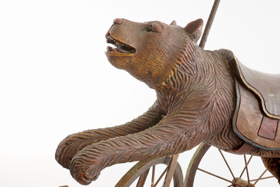 Un tricycle d'enfant d&eacute;cor&eacute; d'un ours, travail de la For&ecirc;t Noire, 19/20&egrave;me