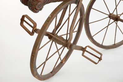 Un tricycle d'enfant d&eacute;cor&eacute; d'un ours, travail de la For&ecirc;t Noire, 19/20&egrave;me