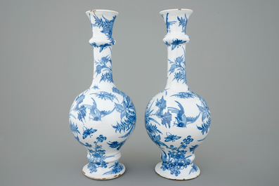 Een paar blauw-witte Delftse aardewerken knobbelvazen, 17e eeuw