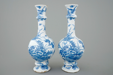 Een paar blauw-witte Delftse aardewerken knobbelvazen, 17e eeuw