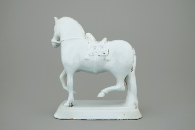 Un grand mod&egrave;le de cheval en fa&iuml;ence blanche de Delft, 18&egrave;me