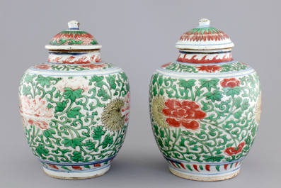 A pair of Chinese wucai porcelain vases with covers, Transitional period, 1620-1683