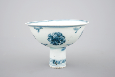 Coupe sur pi&eacute;douche &agrave; d&eacute;cor bleu et blanc, dynastie Ming, vers 1500