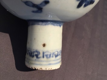 Een blauw-witte stem cup in Chinees porselein, vroege Ming-dynastie, ca. 1500