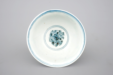 Coupe sur pi&eacute;douche &agrave; d&eacute;cor bleu et blanc, dynastie Ming, vers 1500