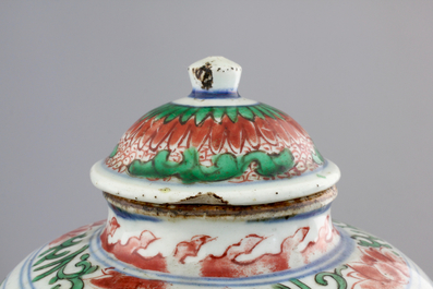 Une paire de potiches et leur couvercles en porcelaine de Chine wucai, &eacute;poque Transition, 1620-1683