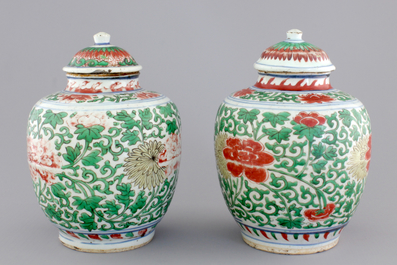 Une paire de potiches et leur couvercles en porcelaine de Chine wucai, &eacute;poque Transition, 1620-1683