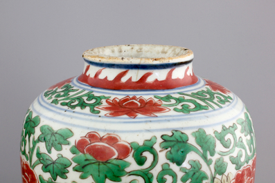 Une paire de potiches et leur couvercles en porcelaine de Chine wucai, &eacute;poque Transition, 1620-1683
