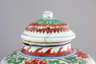 Une paire de potiches et leur couvercles en porcelaine de Chine wucai, &eacute;poque Transition, 1620-1683