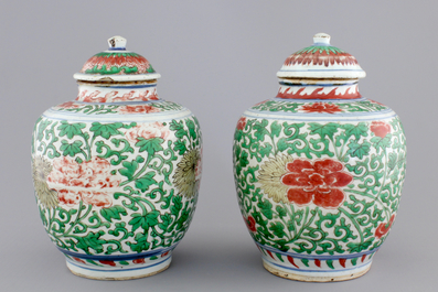 A pair of Chinese wucai porcelain vases with covers, Transitional period, 1620-1683