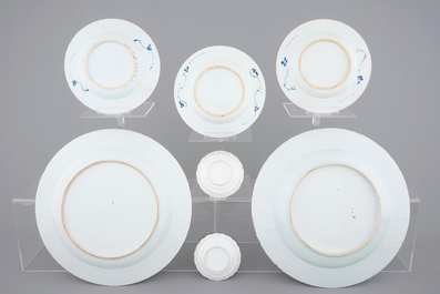 Deux grands plats en porcelaine de Chine en bleu et blanc, 3 assiettes Imari et d'autres porcelaines de Chine, 18-20&egrave;me