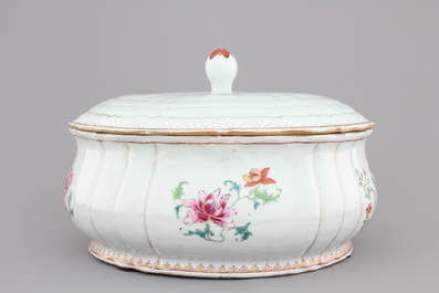 A Chinese porcelain famille rose tureen with cover, Qianlong, 18th C.