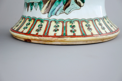 Een paar Chinese wucai dekselvazen met strijders, 19/20e eeuw