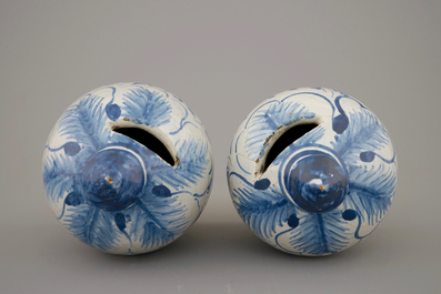 Een paar blauw-witte spaarpotten, gedateerd 1807, Makkum, Friesland