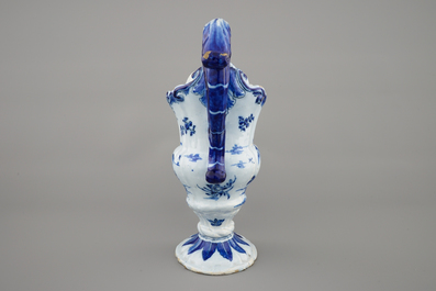 Een blauw-witte Delftse helmvormige kan, ca. 1760