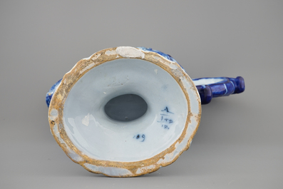 Een blauw-witte Delftse helmvormige kan, ca. 1760