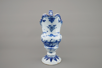 Een blauw-witte Delftse helmvormige kan, ca. 1760