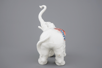 Un &eacute;l&eacute;phant en porcelaine de Samson de style Kakiemon, 19&egrave;me