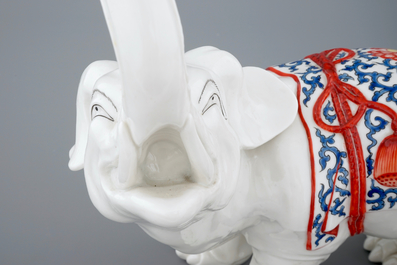 Un &eacute;l&eacute;phant en porcelaine de Samson de style Kakiemon, 19&egrave;me