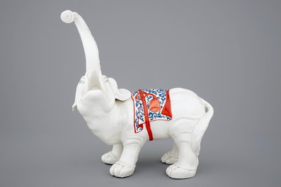 Een olifant in Kakiemon stijl, Samson porselein, Parijs, 19e eeuw