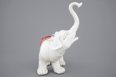 Un &eacute;l&eacute;phant en porcelaine de Samson de style Kakiemon, 19&egrave;me