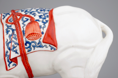 Un &eacute;l&eacute;phant en porcelaine de Samson de style Kakiemon, 19&egrave;me