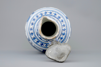 A blue and white chinoiserie jug with pewter lid, Haarlem, first half 17th C.